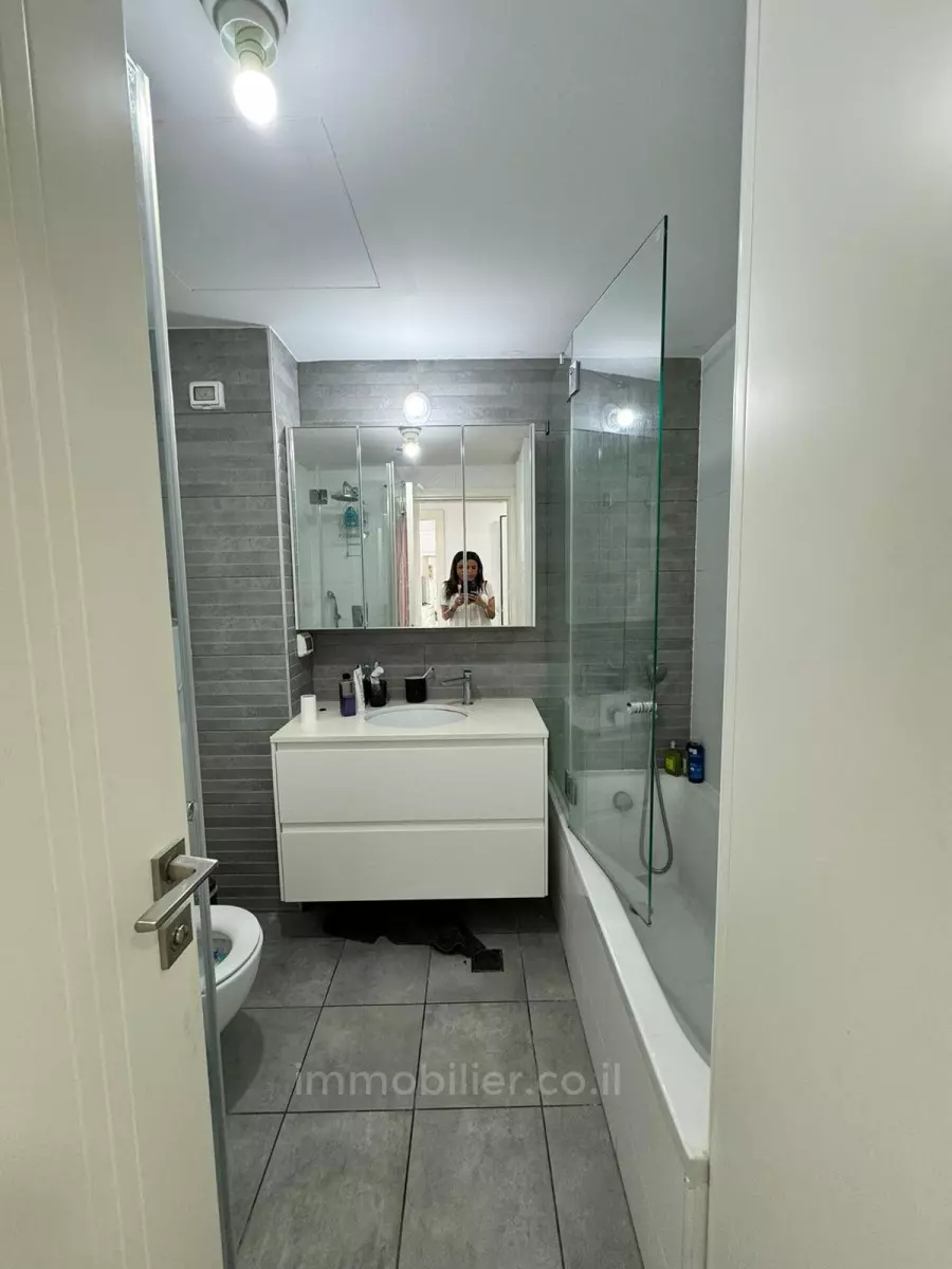 Apartment 4 Rooms Tel Aviv Hakirya 601-IBL-41