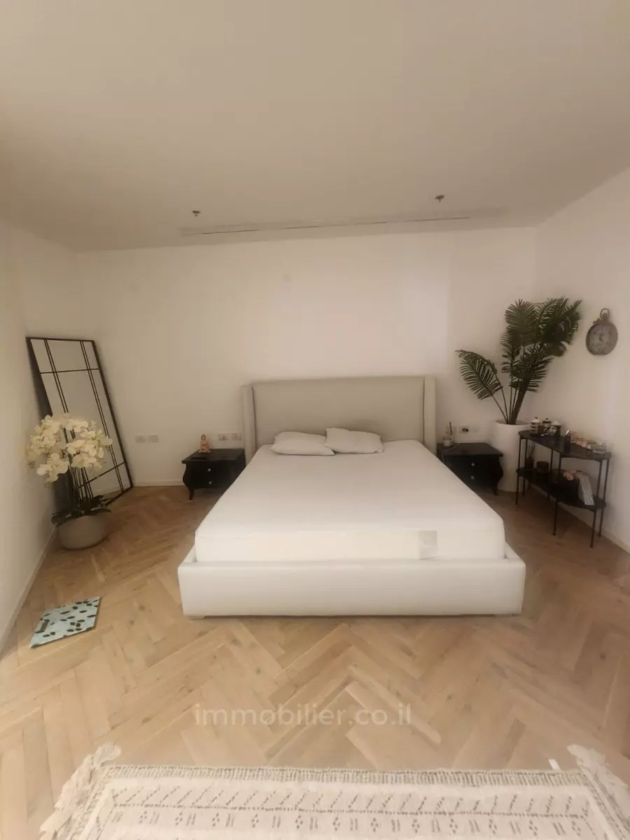 Apartment 4.5 Rooms Tel Aviv Ganey hasarona 633-IBL-2