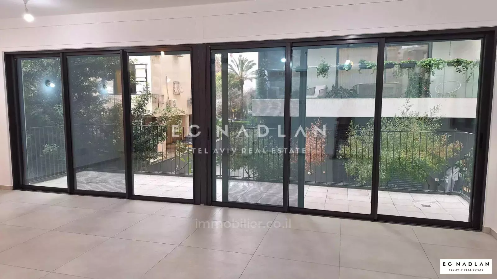 Apartment 3 Rooms Tel Aviv Kikar Hamedina 83-IBL-2547