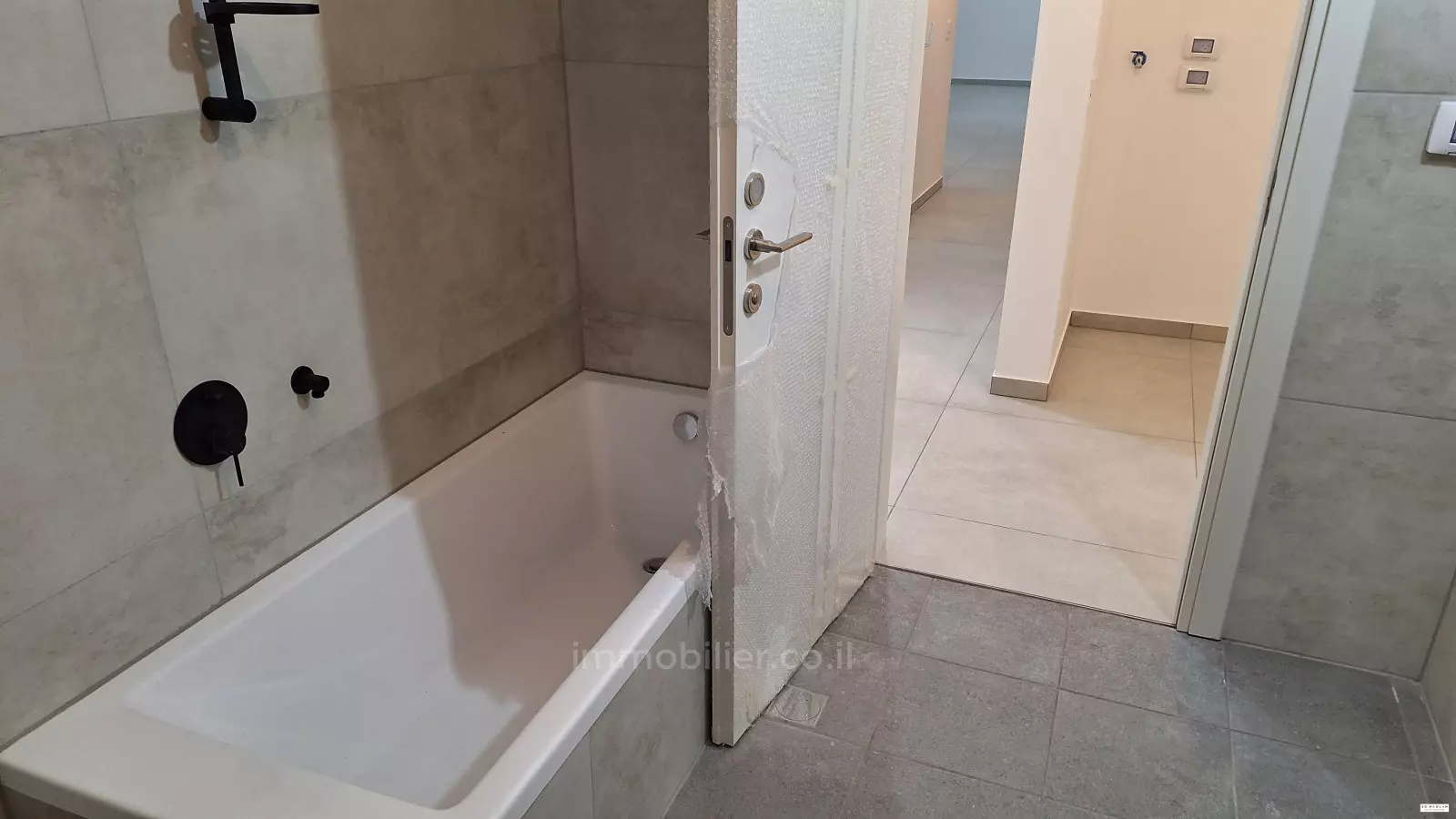 Apartment 3 Rooms Tel Aviv Kikar Hamedina 83-IBL-2547